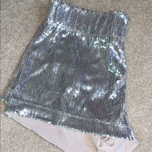 ALICE AND OLIVIA SILVER SEQUIN SHORTS SIZE SMALL